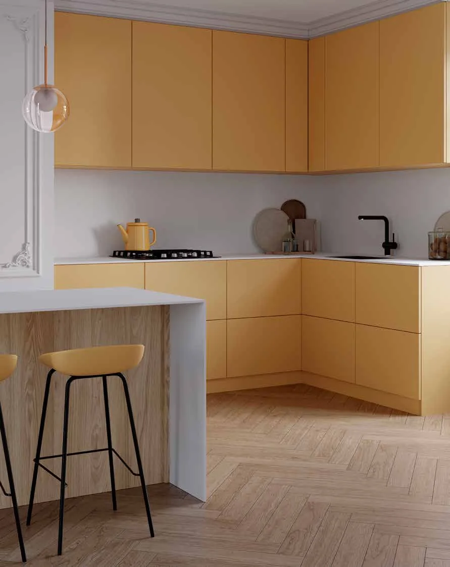Ambient ALVIC de cuina color mostassa amb distribució en L i barra